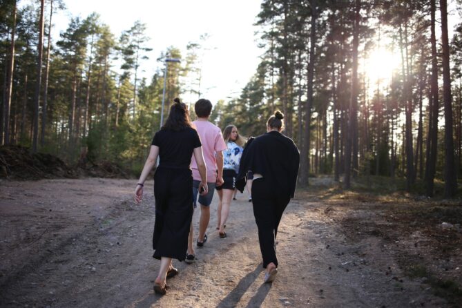 Kursdeltagare på promenad runt Skruven